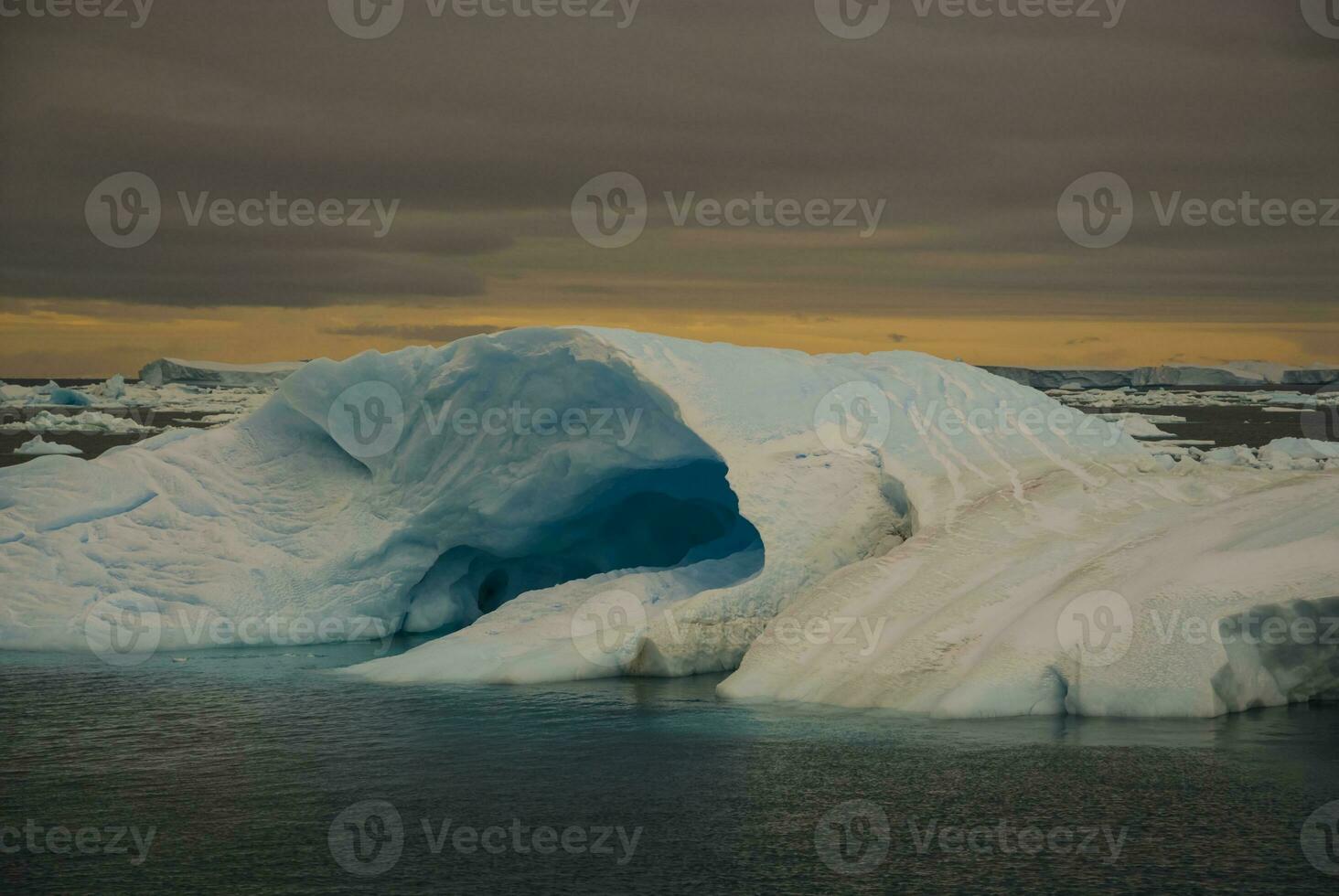 iceberg, ghiaccio, selvaggio congelato paesaggio, Antartide foto