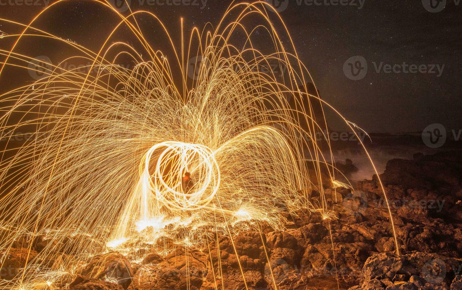 il bellissimo ardente acciaio lana a il spiaggia. foto
