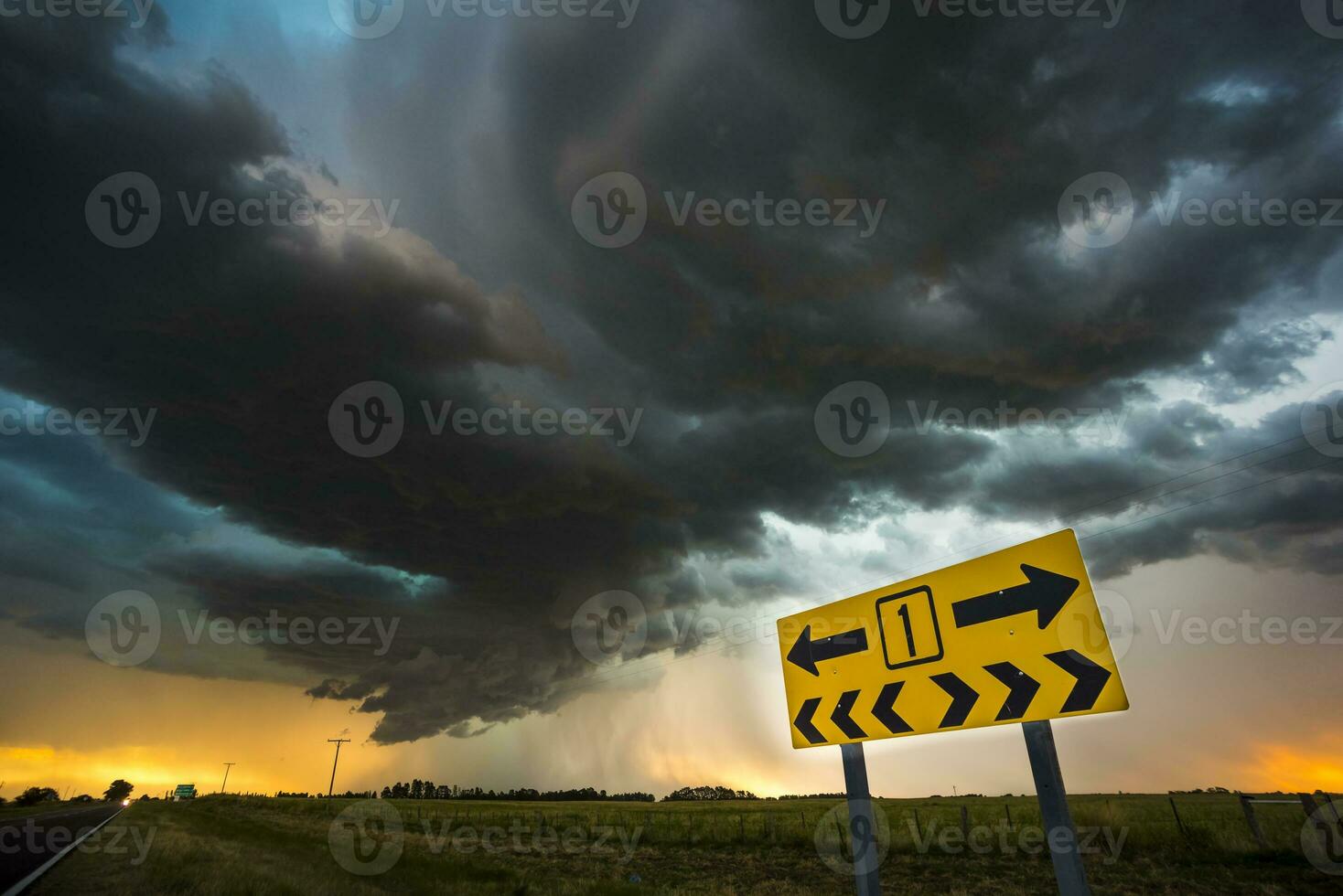 itinerario cartello nel pampa notte paesaggio, la pampa Provincia, patagonia , argentina. foto