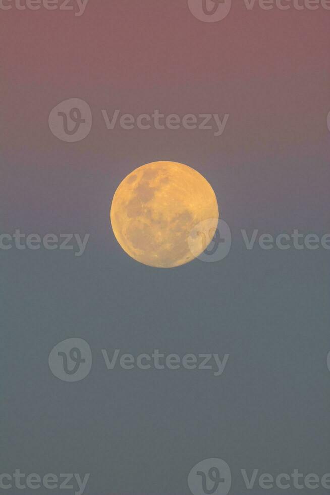 Alba lunare , pieno Luna nel il cielo, patagonia, argentina foto