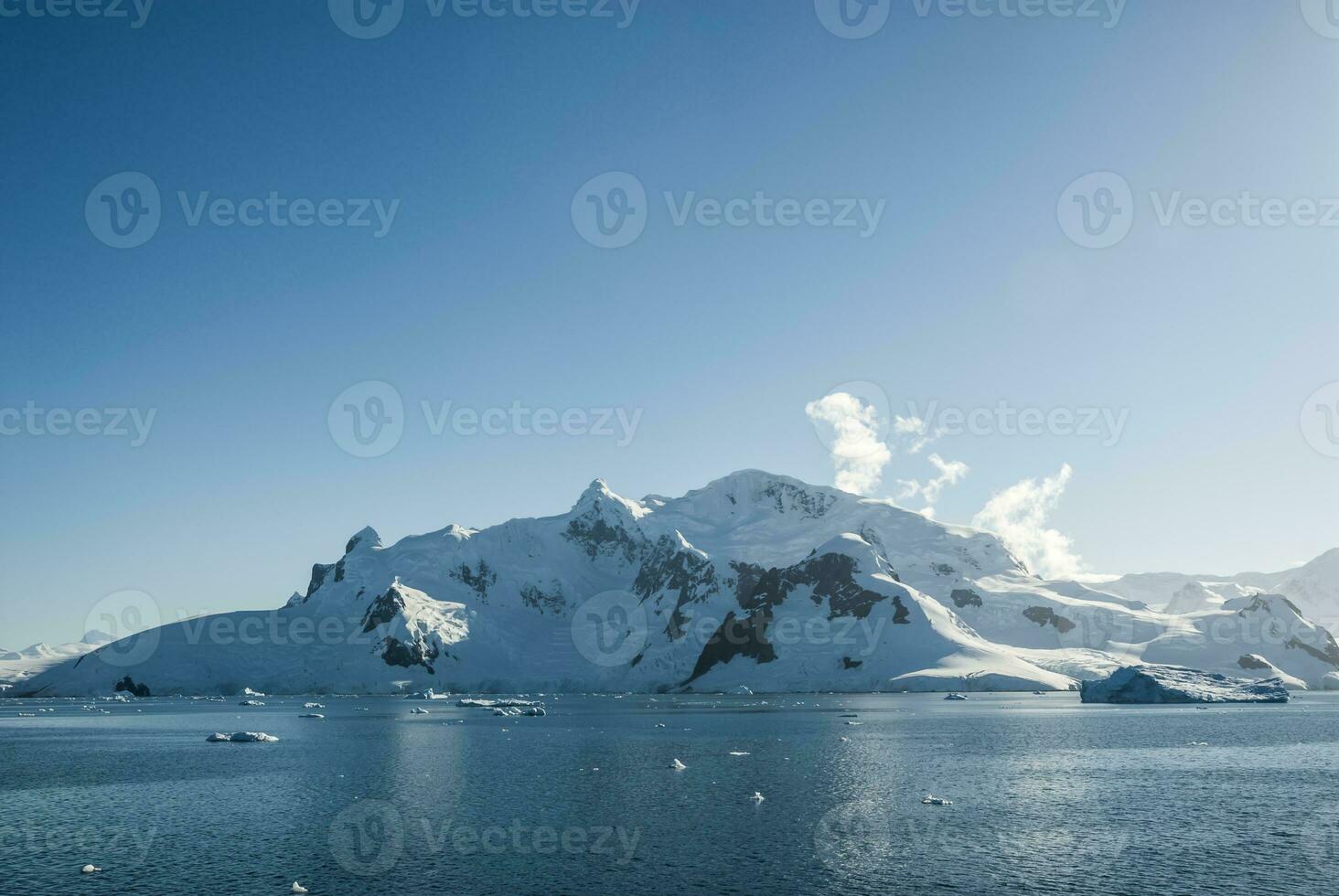 mare e montagne paesaggio nel Antartide foto
