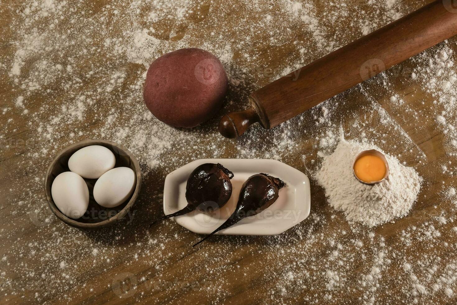 della nonna mani impastare, Impasto per viola tagliatelle. foto