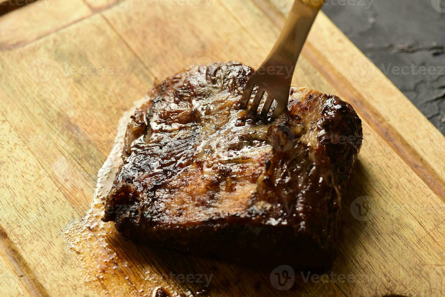 arrostito Manzo costolette presentata su il tavolo, tradizionale argentino cucina, asado barbecue, patagonia, argentina. foto