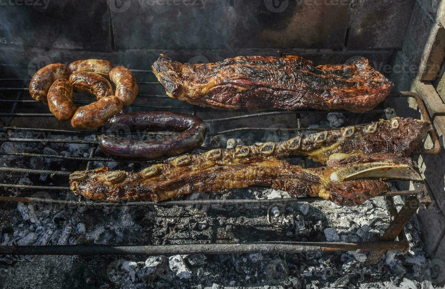 barbecue, grigliato salsicce e mucca carne , tradizionale argentino cucina foto