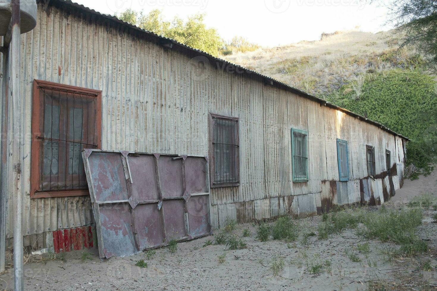 pittoresco tipico costruzione nel il cittadina di puerto piramidi, penisola Valdes, chubut Provincia, patagonia, argentina. foto