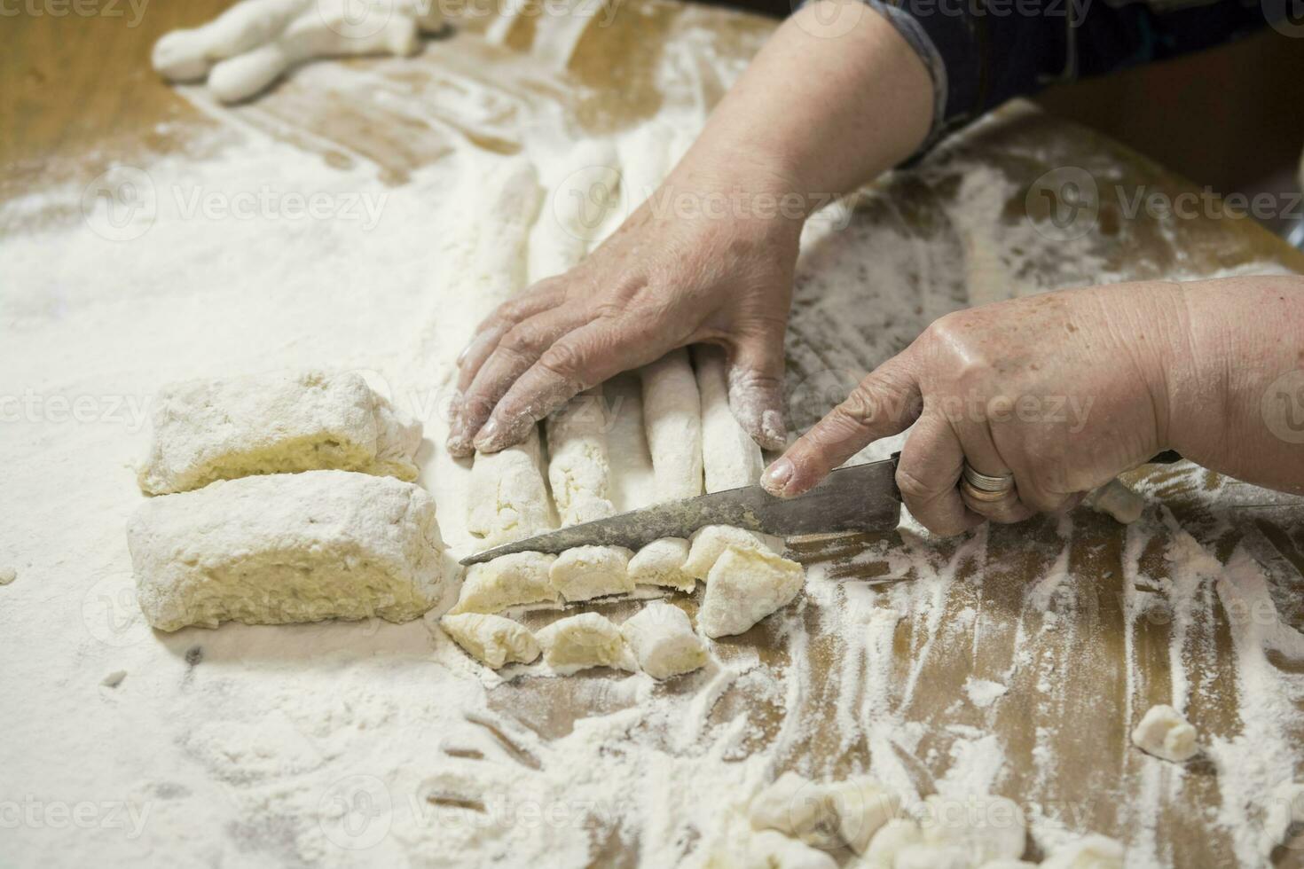 massa di fatto a mano Gnocchi e cucinando elementi foto