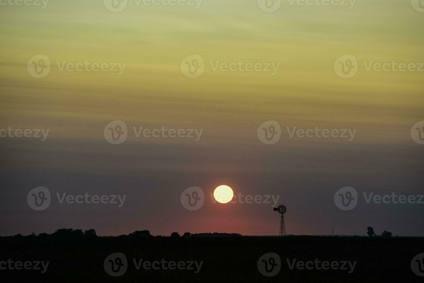 mulino a vento nel campagna a tramonto, pampa, Patagonia, Argentina. foto