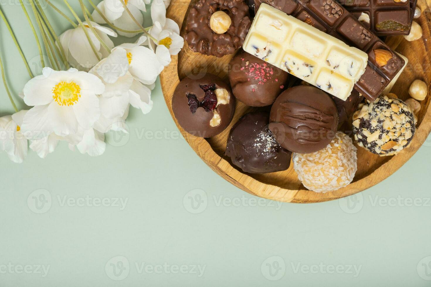 di legno piatto con salutare mestiere naturale caramelle e mini cioccolatini. dolce cibo, salutare dolce foto