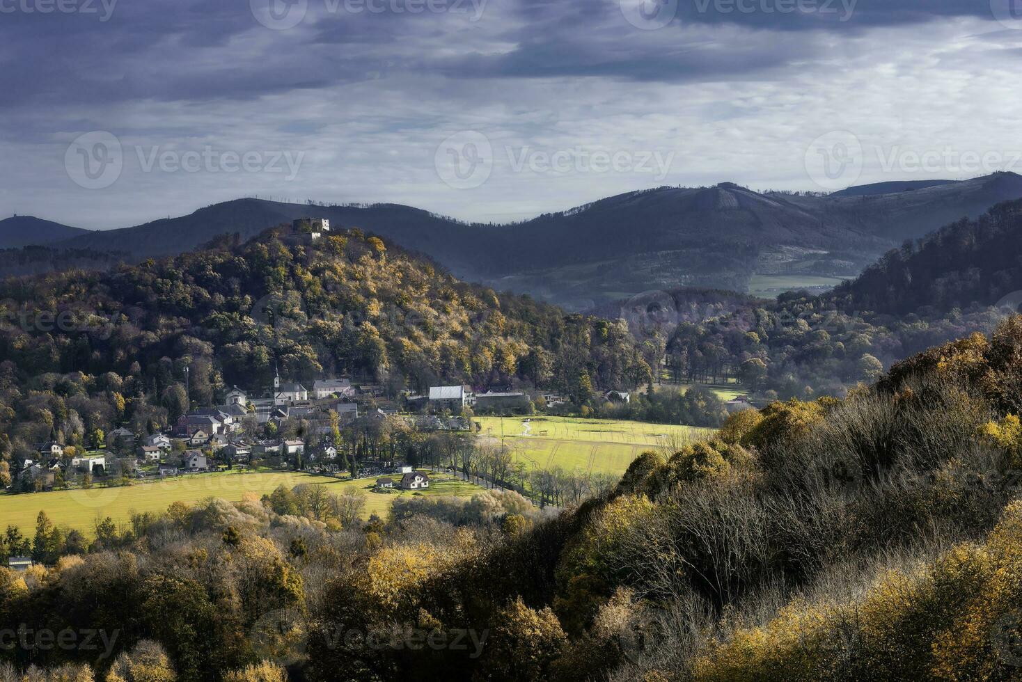 un' Visualizza di il autunno paesaggio in giro hukvaldy castello foto