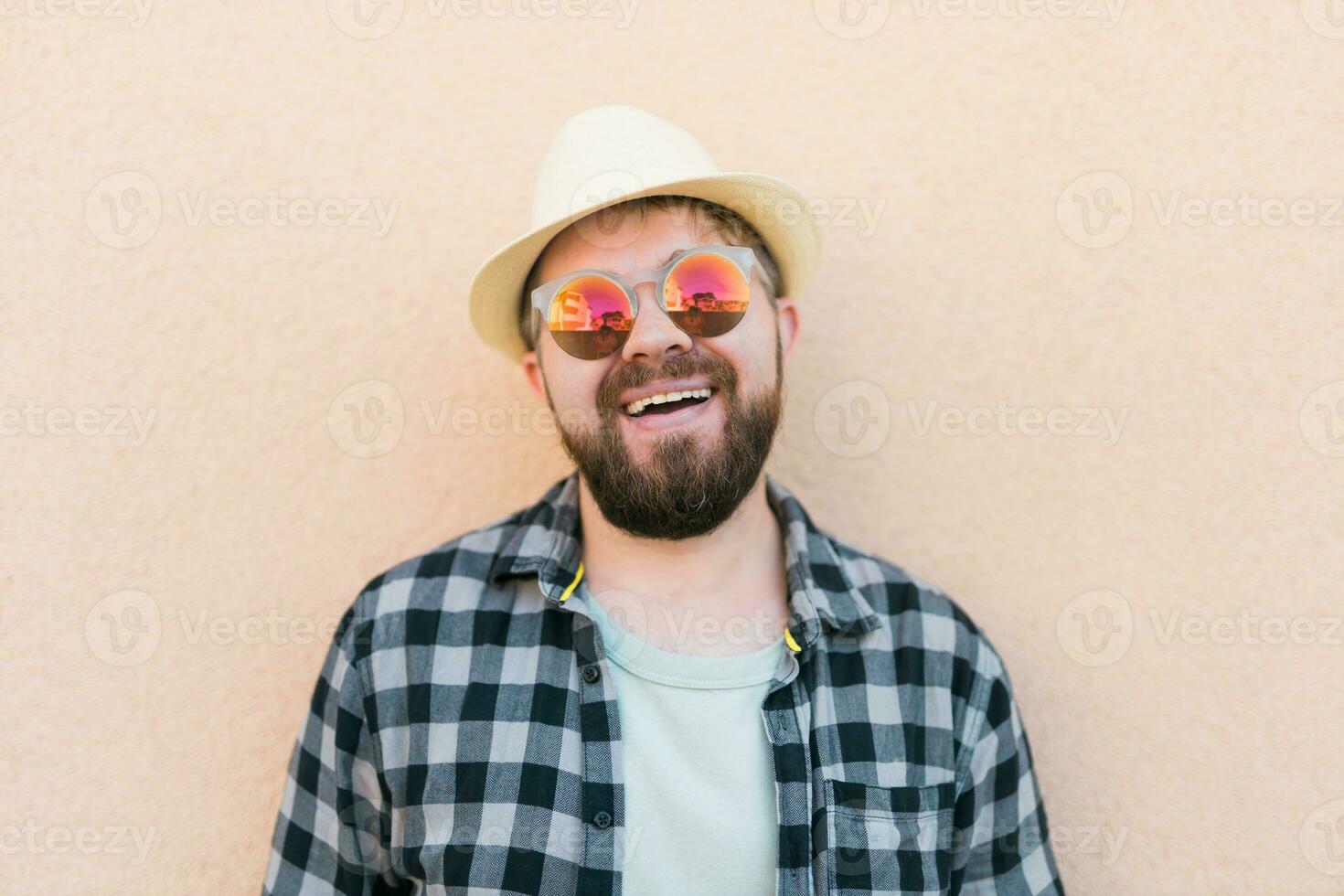 ritratto bello uomo indossare estate cappello e plaid camicia sorridente contento vicino parete - viaggio vacanze e estate vacanza concetto foto