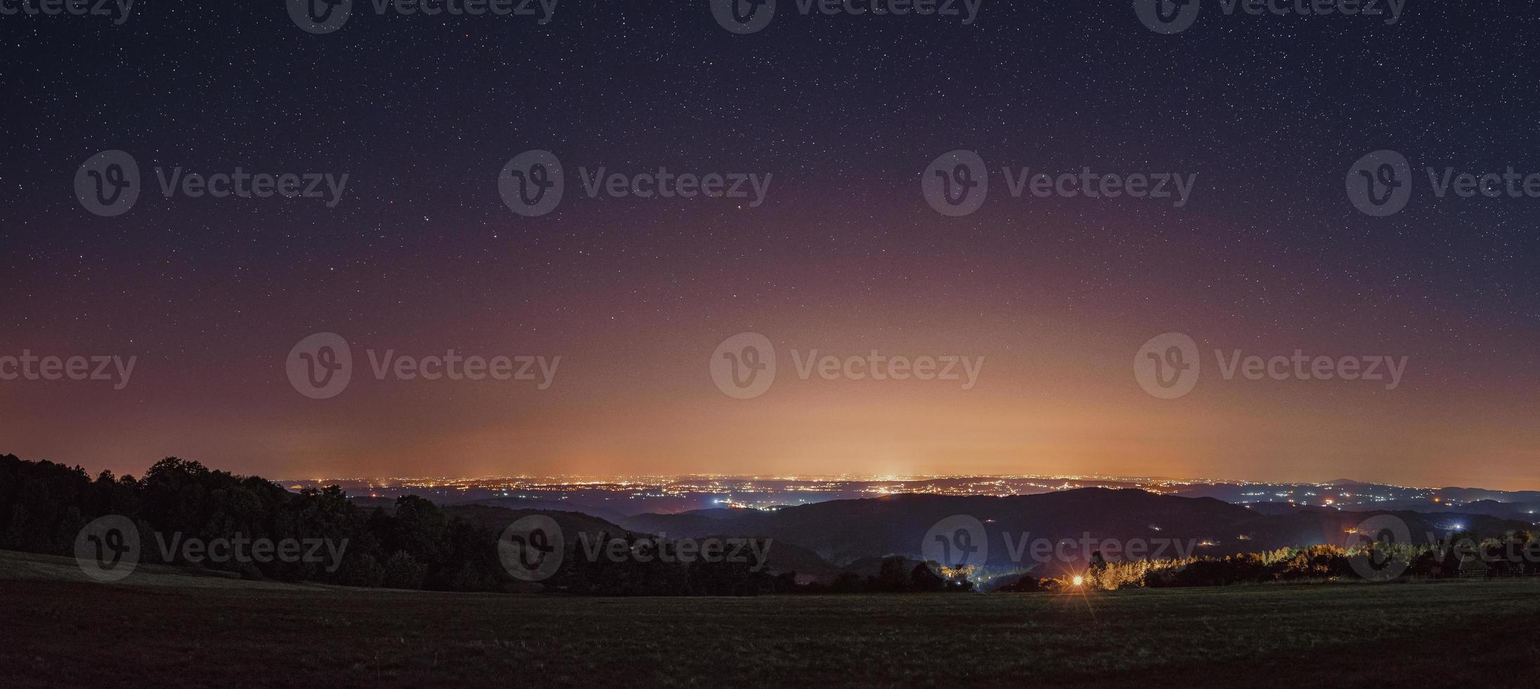 foto panoramica del cielo notturno stellato con una bellissima vista dal monte rajac, serbia. il cielo notturno è astronomicamente preciso.