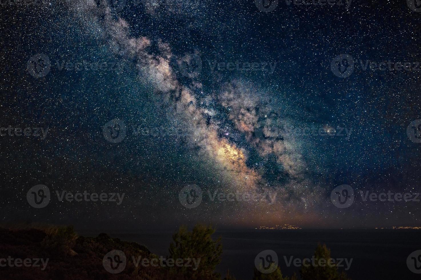 galassia della via lattea dalla penisola kassandra, halkidiki, grecia. il cielo notturno è astronomicamente preciso. foto