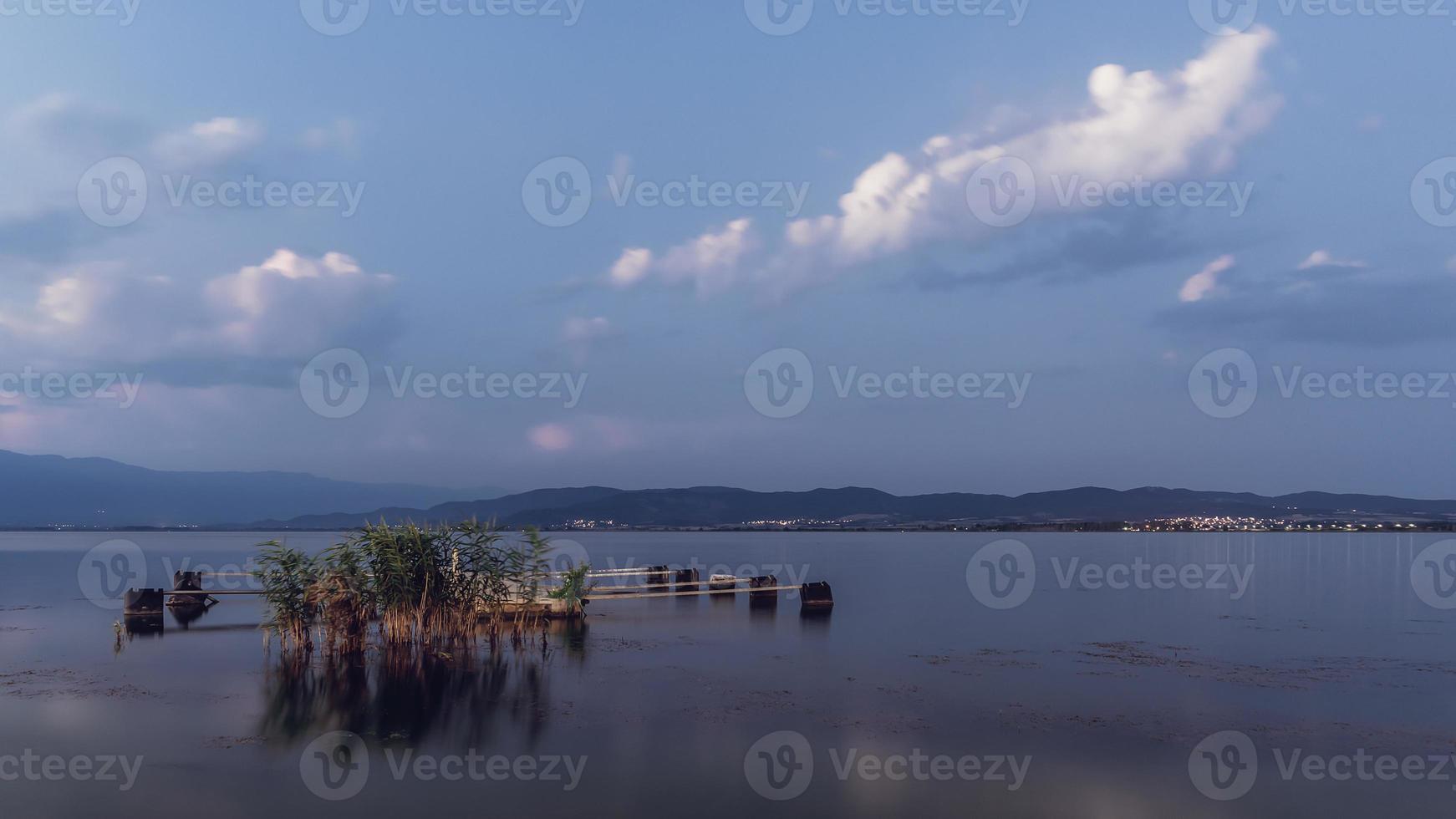 tranquilla serata al lago. tramonto al lago dojran, fyr macedonia. Macedonia meridionale. foto