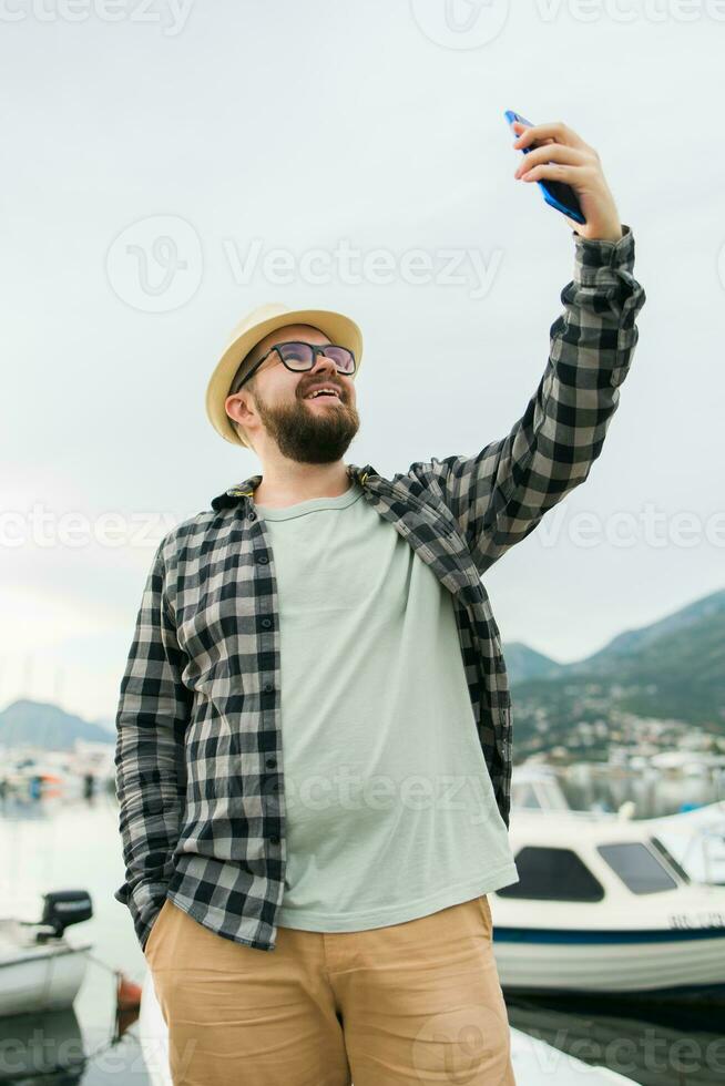 viaggiatore uomo assunzione autoscatto di lusso yachts marino durante soleggiato giorno - viaggio e estate concetto foto