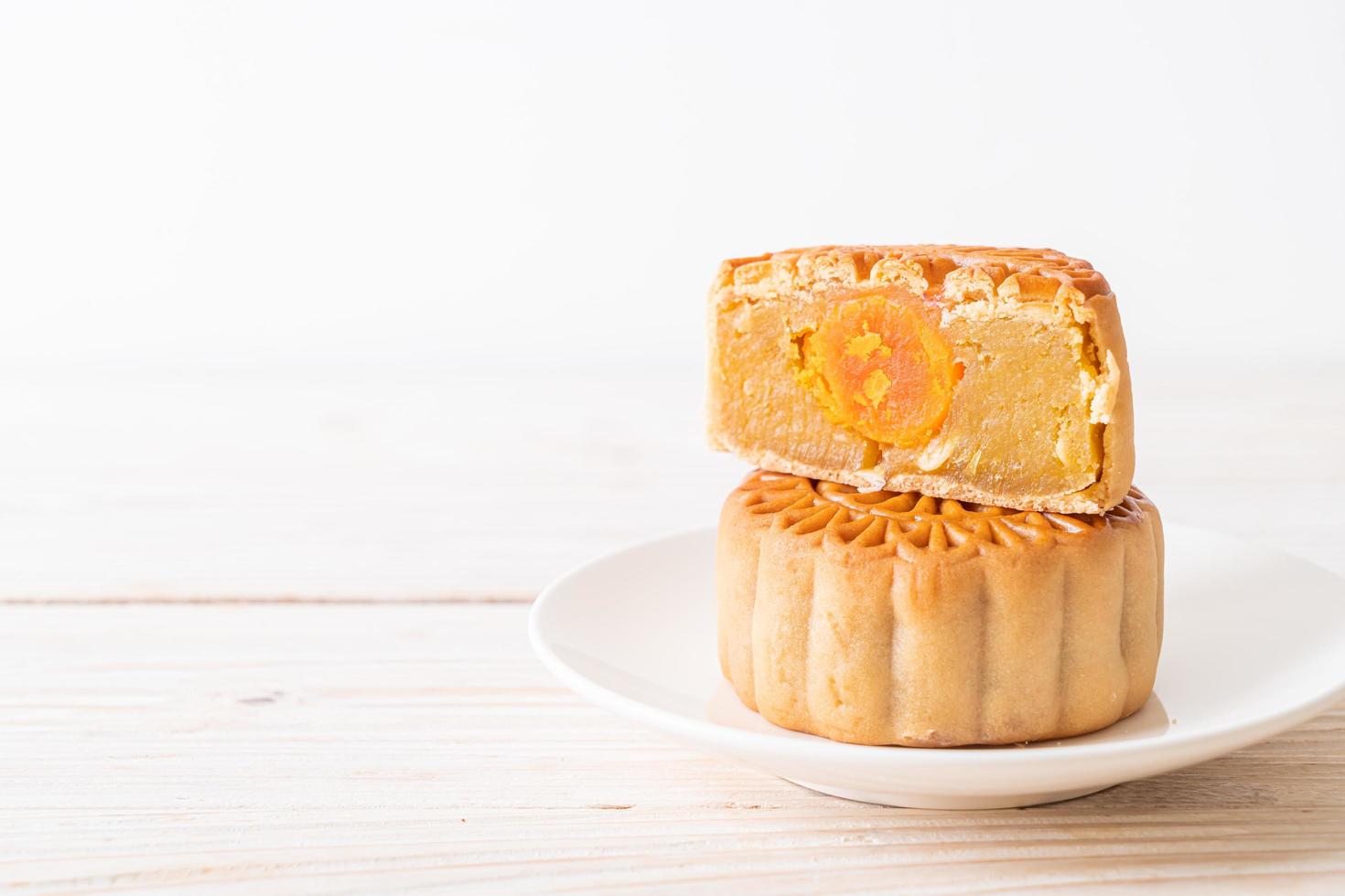 torta di luna cinese durian e sapore di tuorlo d'uovo foto