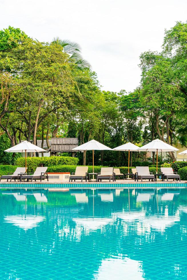 ombrellone e sedia intorno alla piscina nel resort dell'hotel foto