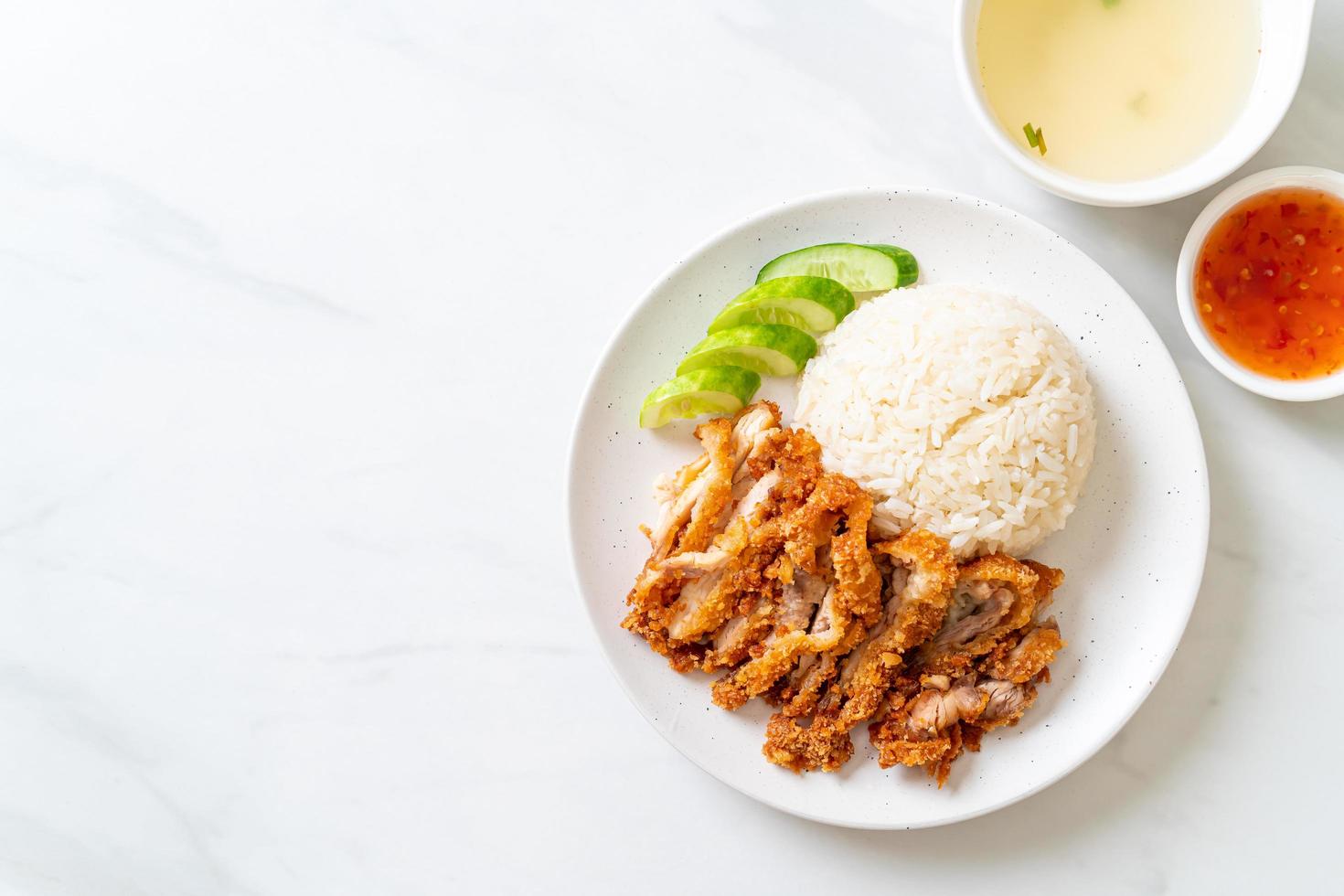 riso al pollo hainanese con pollo fritto foto