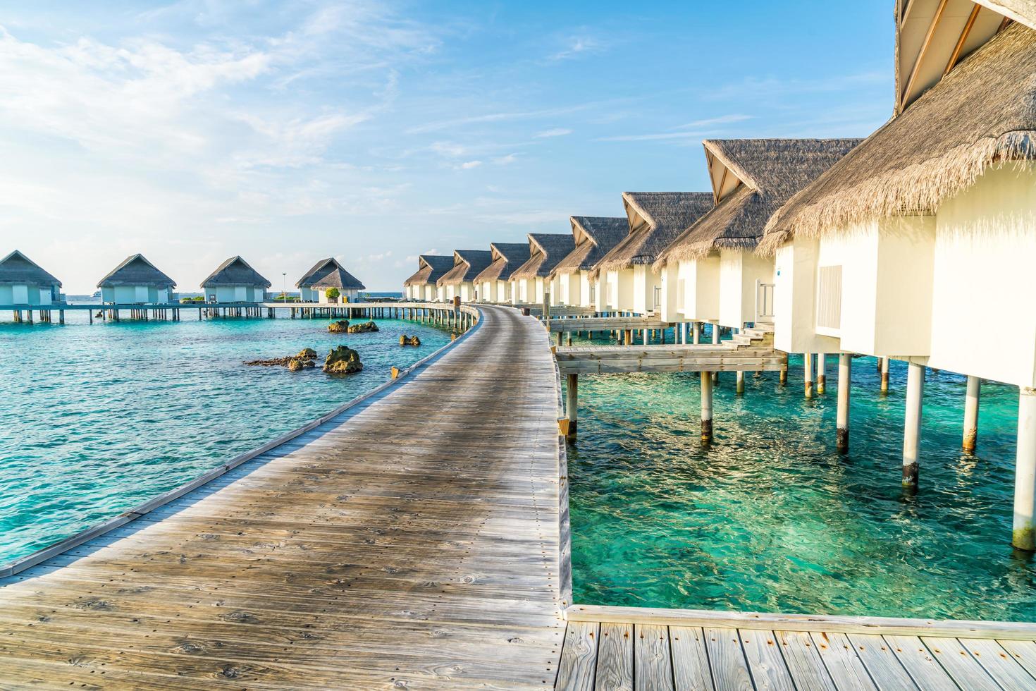 bellissimo resort tropicale delle Maldive e isola con spiaggia e mare and foto
