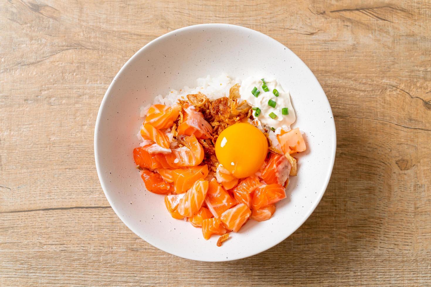 riso giapponese con salmone fresco crudo e uova foto