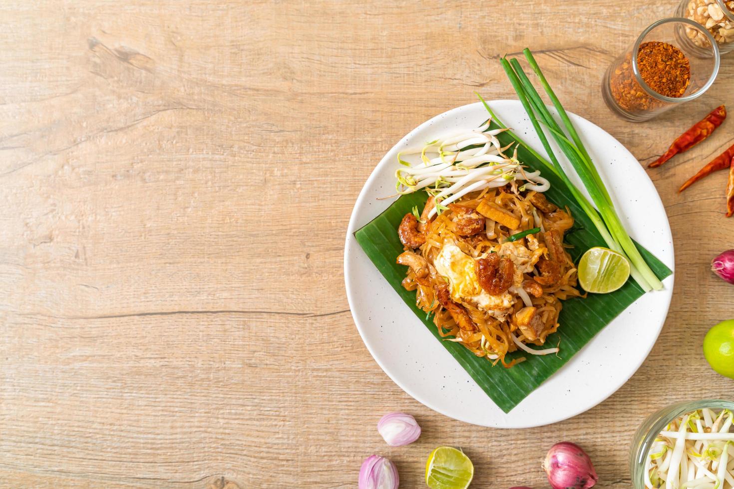 pad thai - spaghetti di riso saltati in padella foto