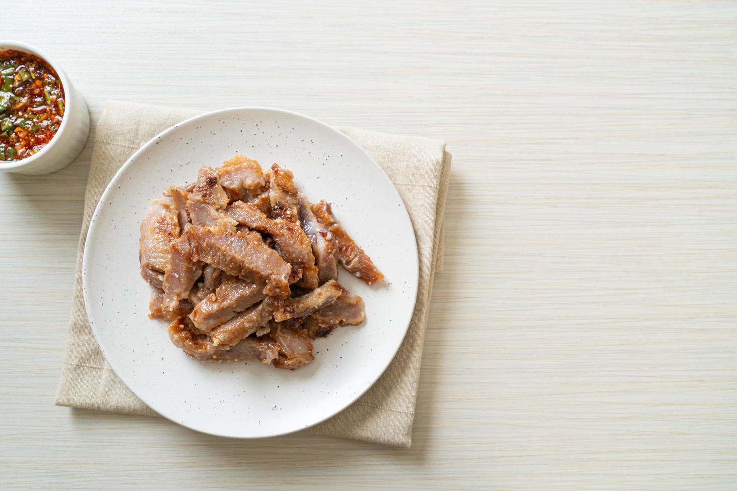 collo di maiale alla griglia o collo di maiale bollito al carbone con salsa piccante tailandese foto