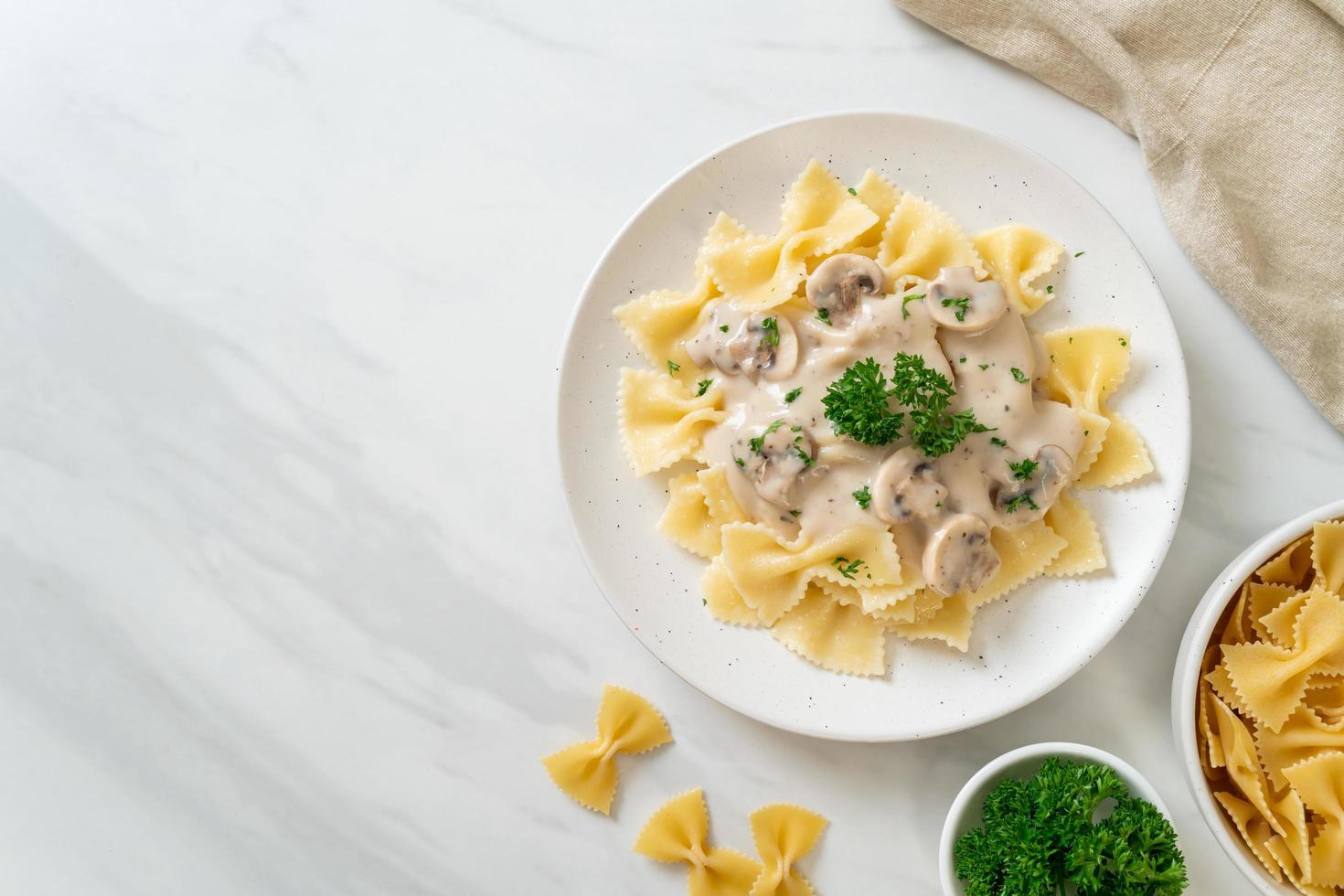 Farfalle con salsa di panna bianca ai funghi - Italian food style foto