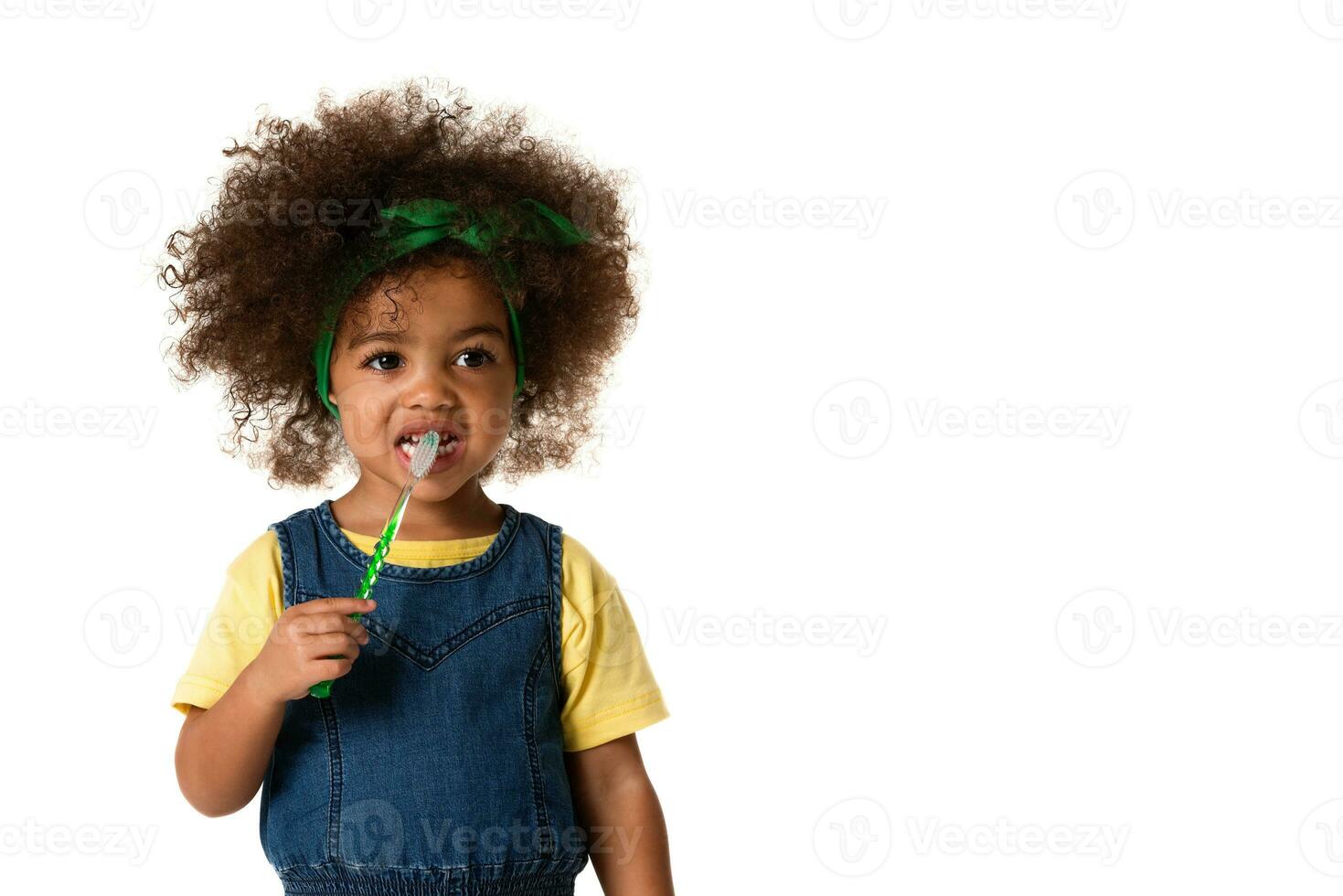 un' poco carino africano americano ragazza spazzolatura sua denti, isolato al di sopra di bianca sfondo con copyspace. salutare denti concetto. foto