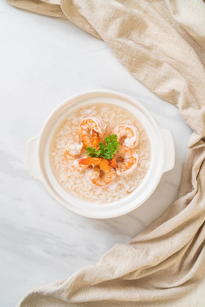 zuppa di porridge o riso bollito con ciotola di gamberi foto