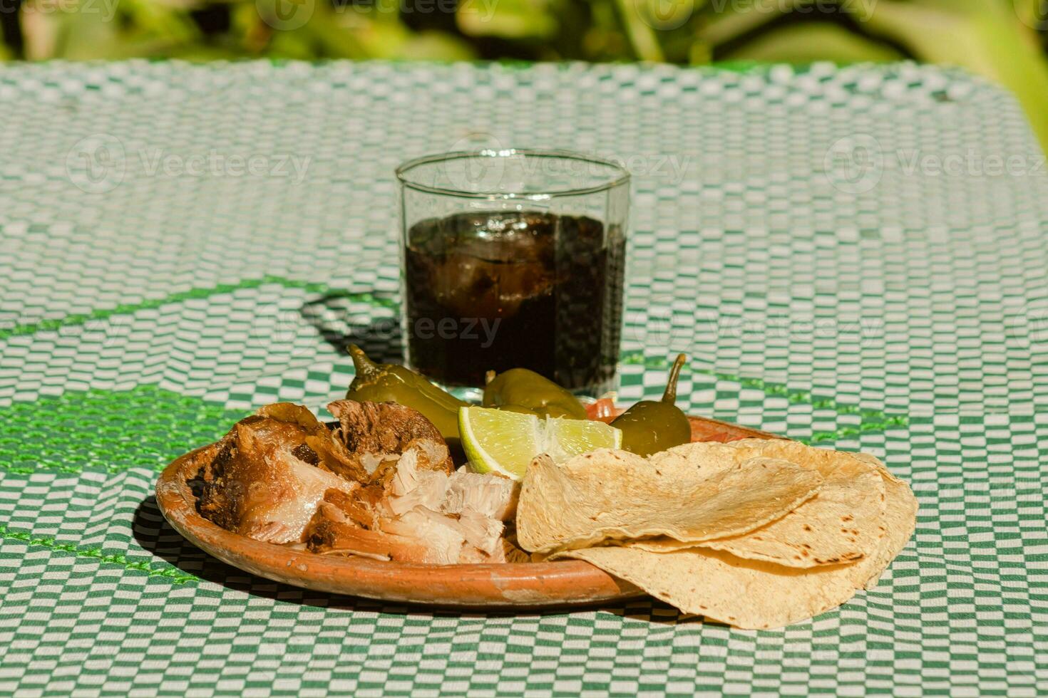 il messicano Carnitas, un' delizioso cibo, è servito con vario condimenti su un' tavolo con vasellame foto