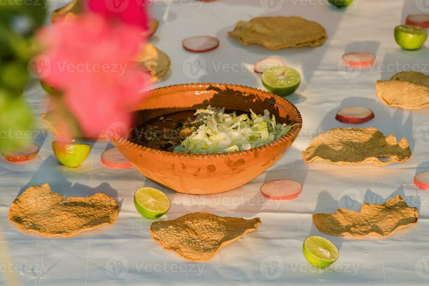 nel Messico, il vivace rosso Pozole è un' delizioso tradizionale comfort cibo foto