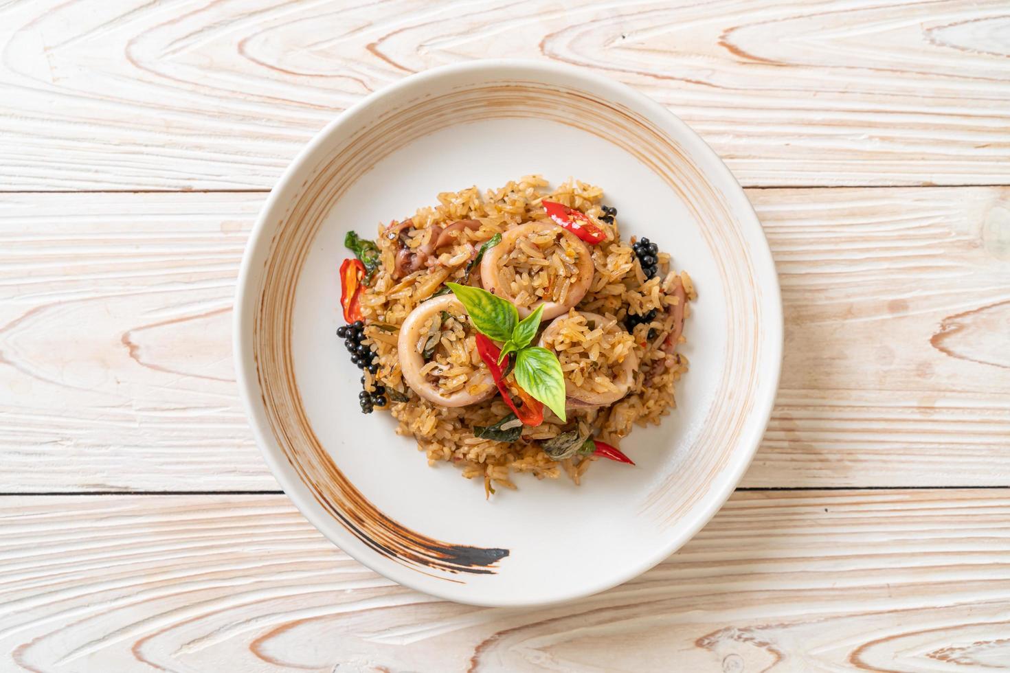 Riso fritto fatto in casa con basilico e erbe piccanti con calamari o polpo - stile asiatico foto