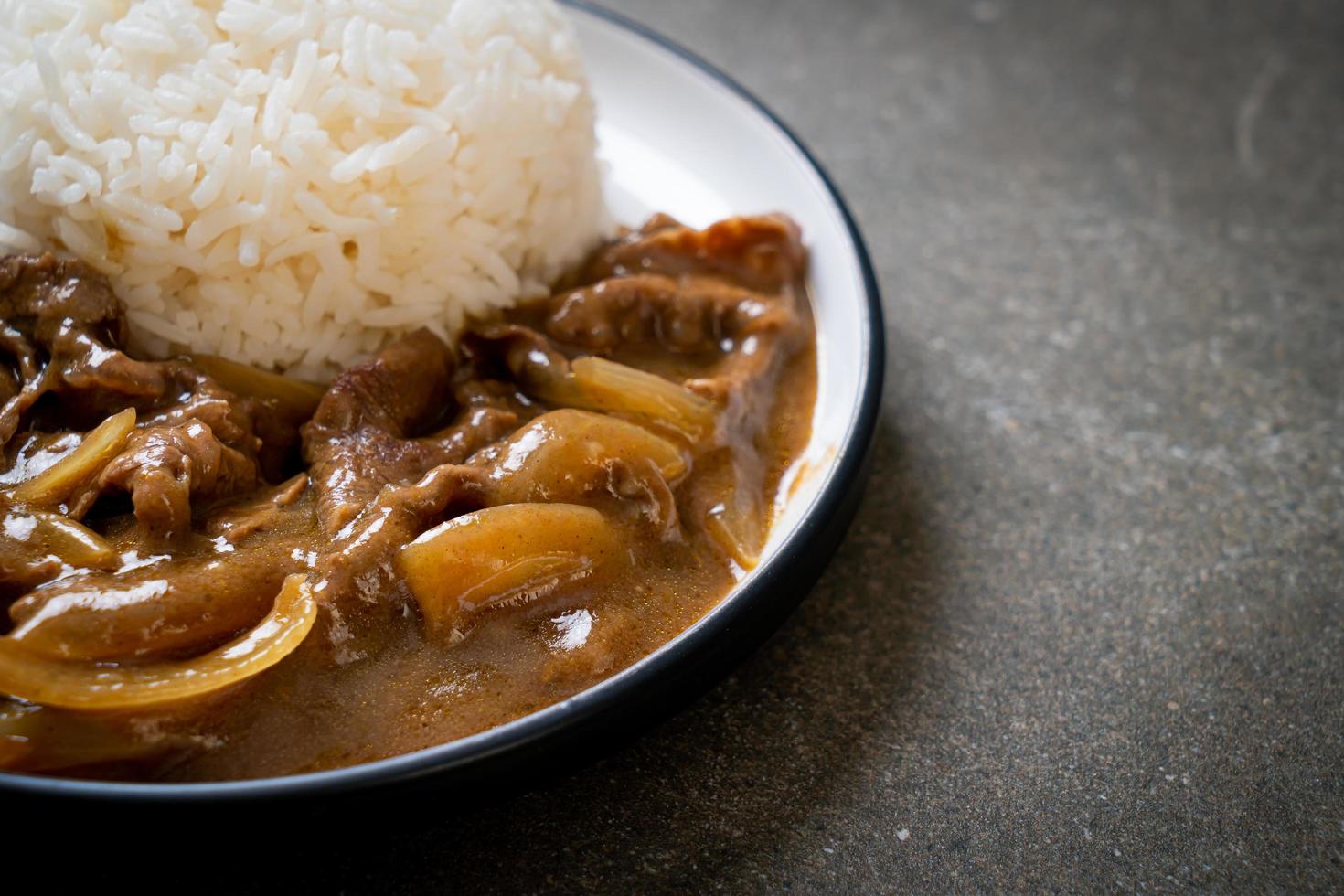 riso al curry di manzo a fette - stile giapponese foto