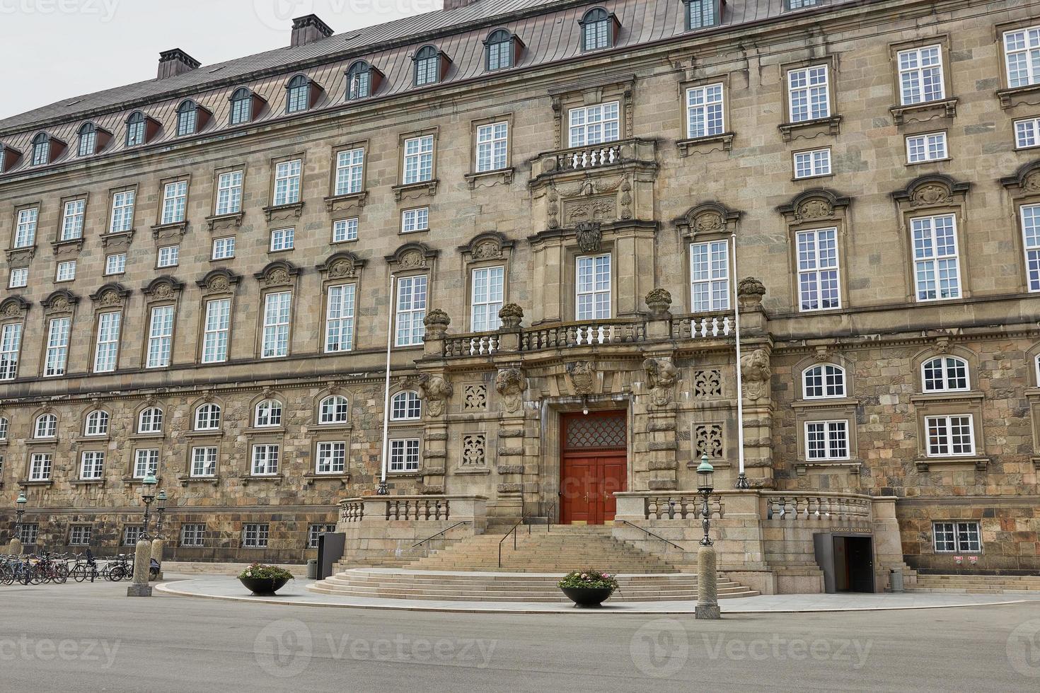 l'edificio principale e la piazza di fronte a christiansborg slot copenhagen, danimarca foto