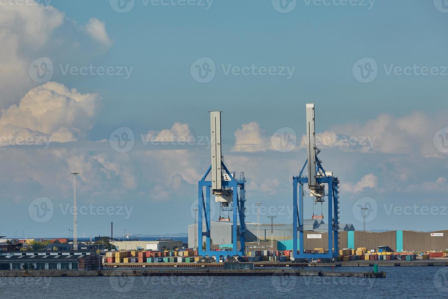 gru portuale carica un container a copenaghen, danimarca foto