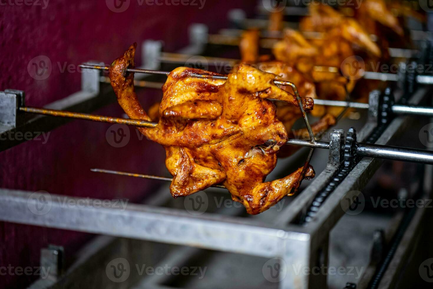 avvicinamento di torrefazione un' totale pollo nel un' semplice griglia nel Asia foto