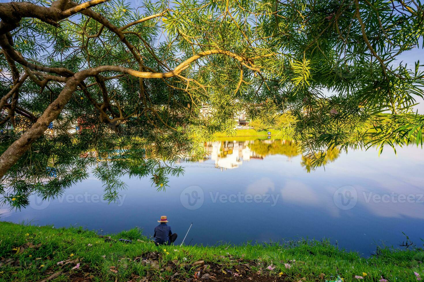 bao loc, Vietnam - 01 Maggio 2023 vecchio uomo pesca vicino lago nel mattina foto