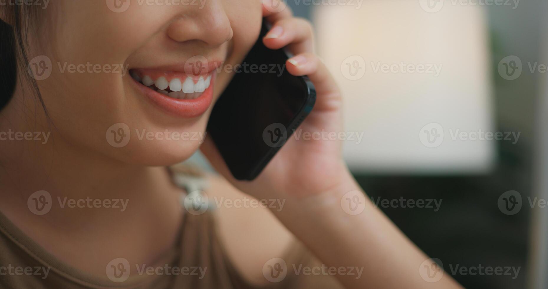 asiatico contento allegro giovane donna parlando su il Telefono foto