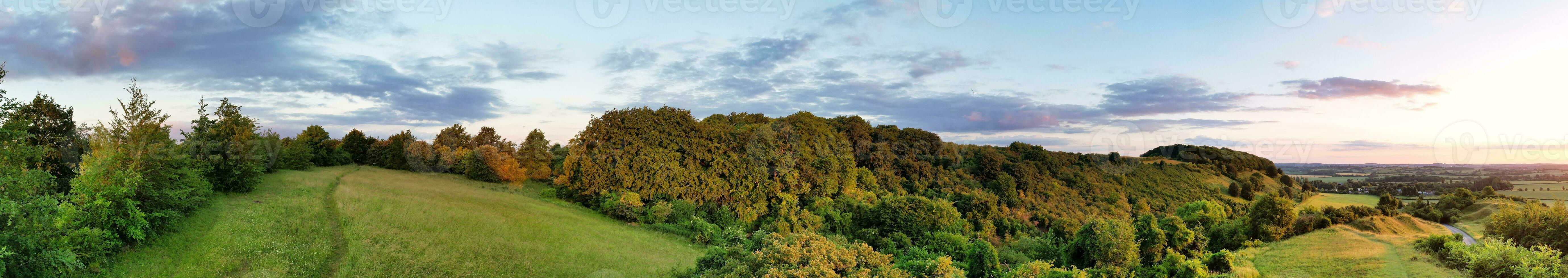 panoramico alto angolo Visualizza di Britannico campagna paesaggio durante il bellissimo tramonto. il metraggio era catturato a sharpenhoe batacchi lutone, Bedfordshire Inghilterra UK su giugno 24, 2023 foto