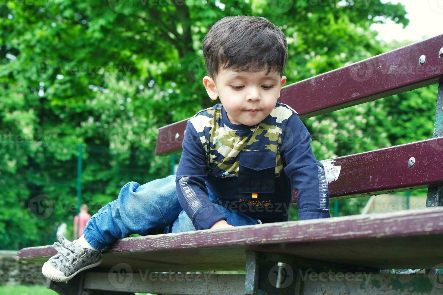 carino asiatico pakistano bambino è godendo il bellissimo soleggiato giorno a guerra bambini e pubblico parco di luton cittadina di Inghilterra UK. Basso angolo Immagine era catturato su aprile 03, 2023 foto