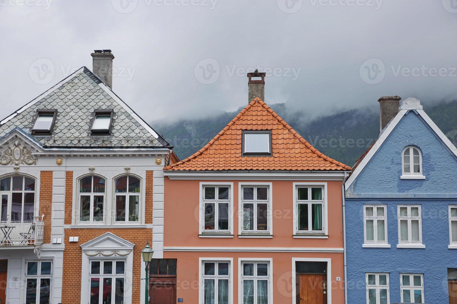 architettura classica di bryggen nella città di bergen in norvegia foto