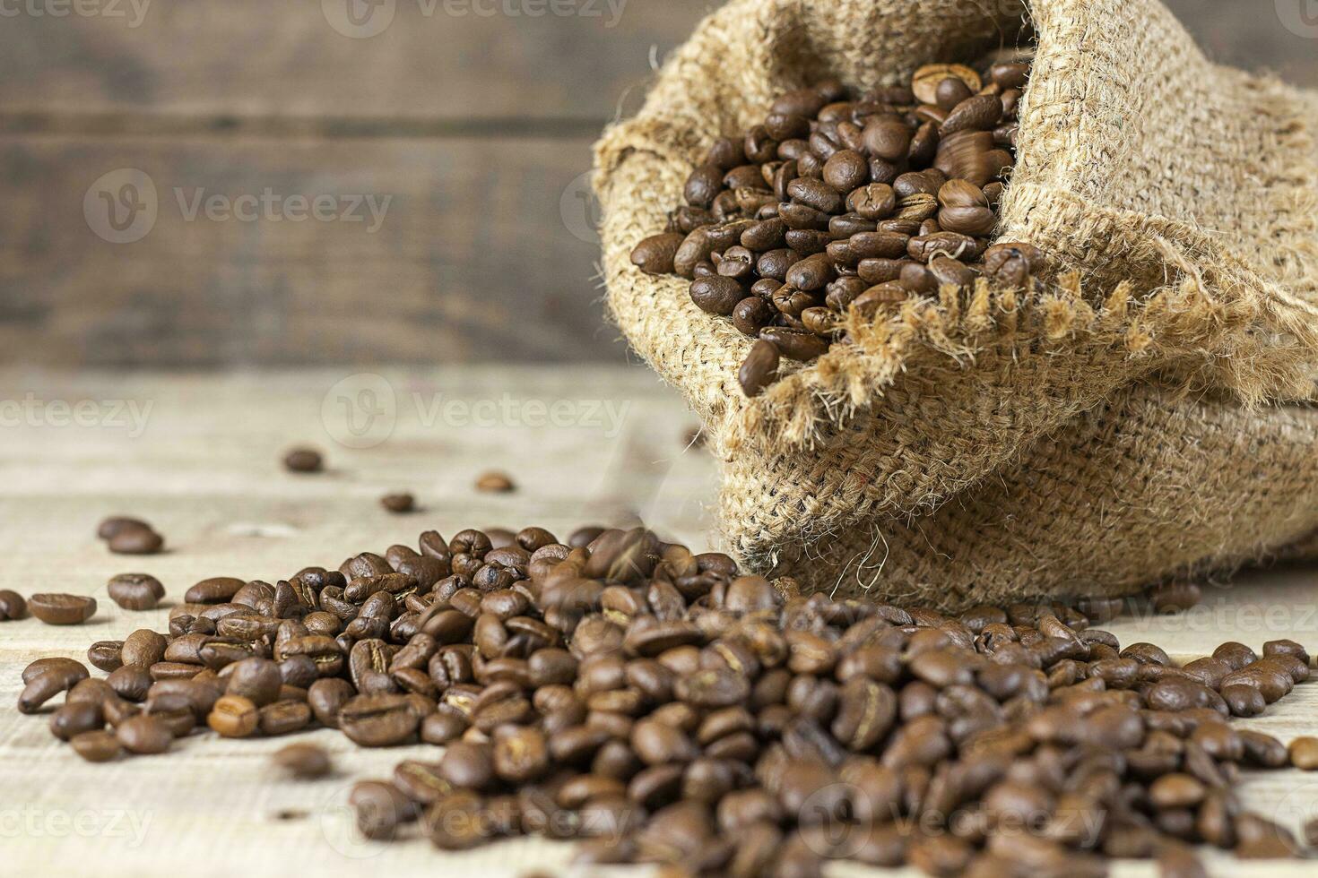 caffè fagioli su un' di legno sfondo. copia spazio. bandiera foto