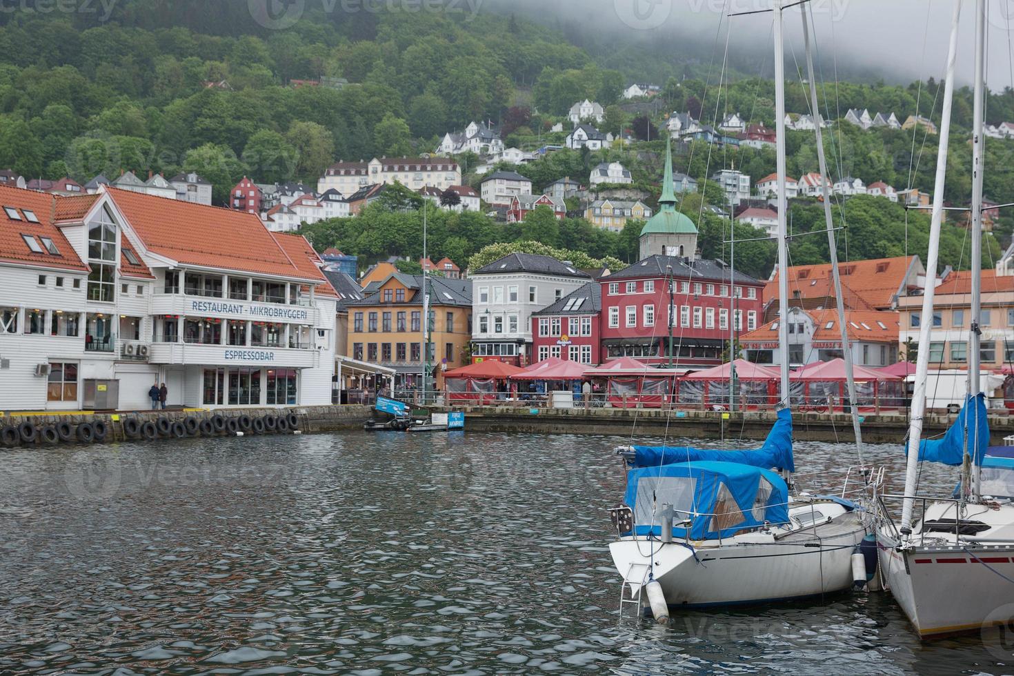 architettura del molo della città vecchia di bryggen a bergen, norvegia foto