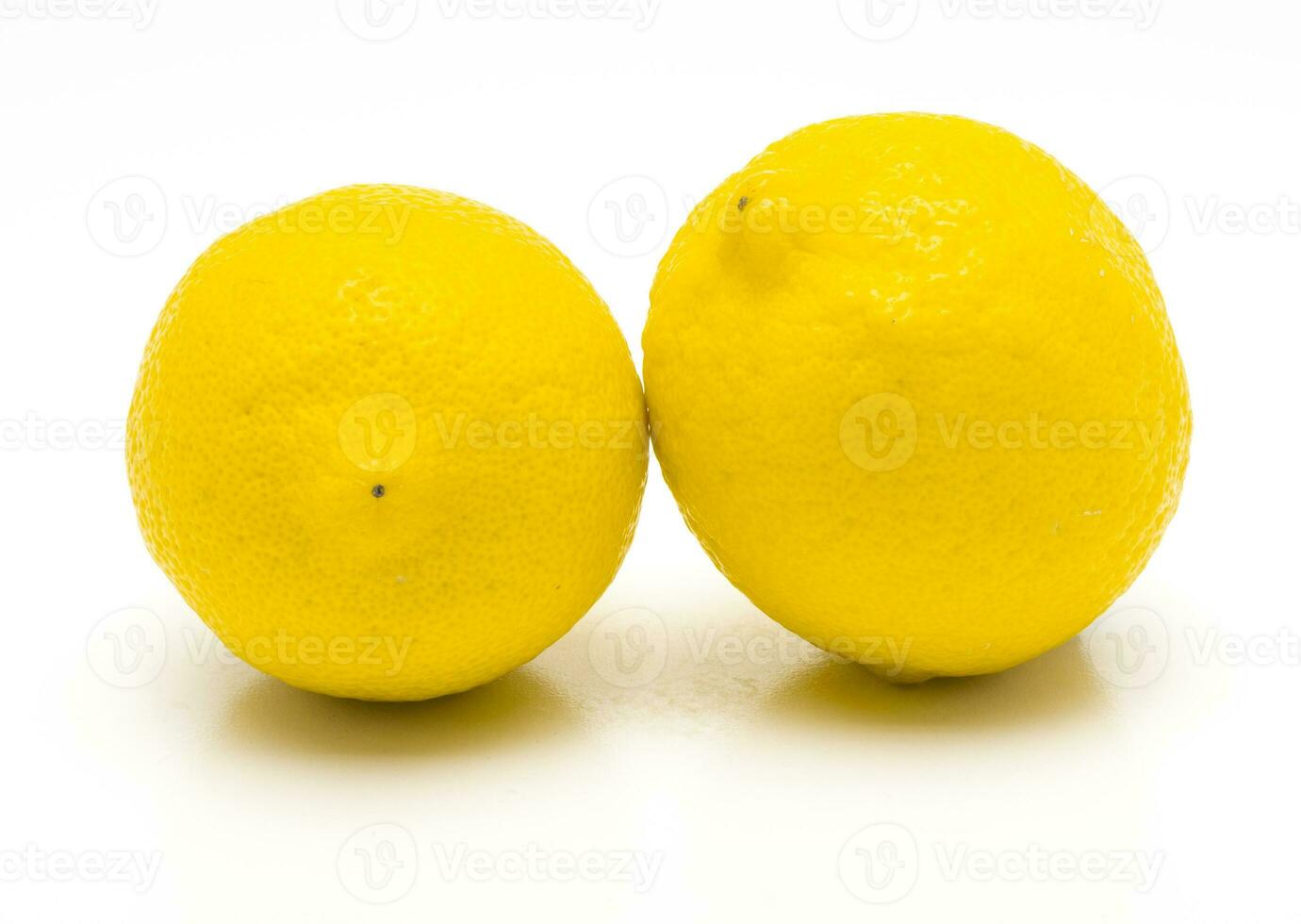 Limone isolato. realistico Limone su un' bianca sfondo. foto