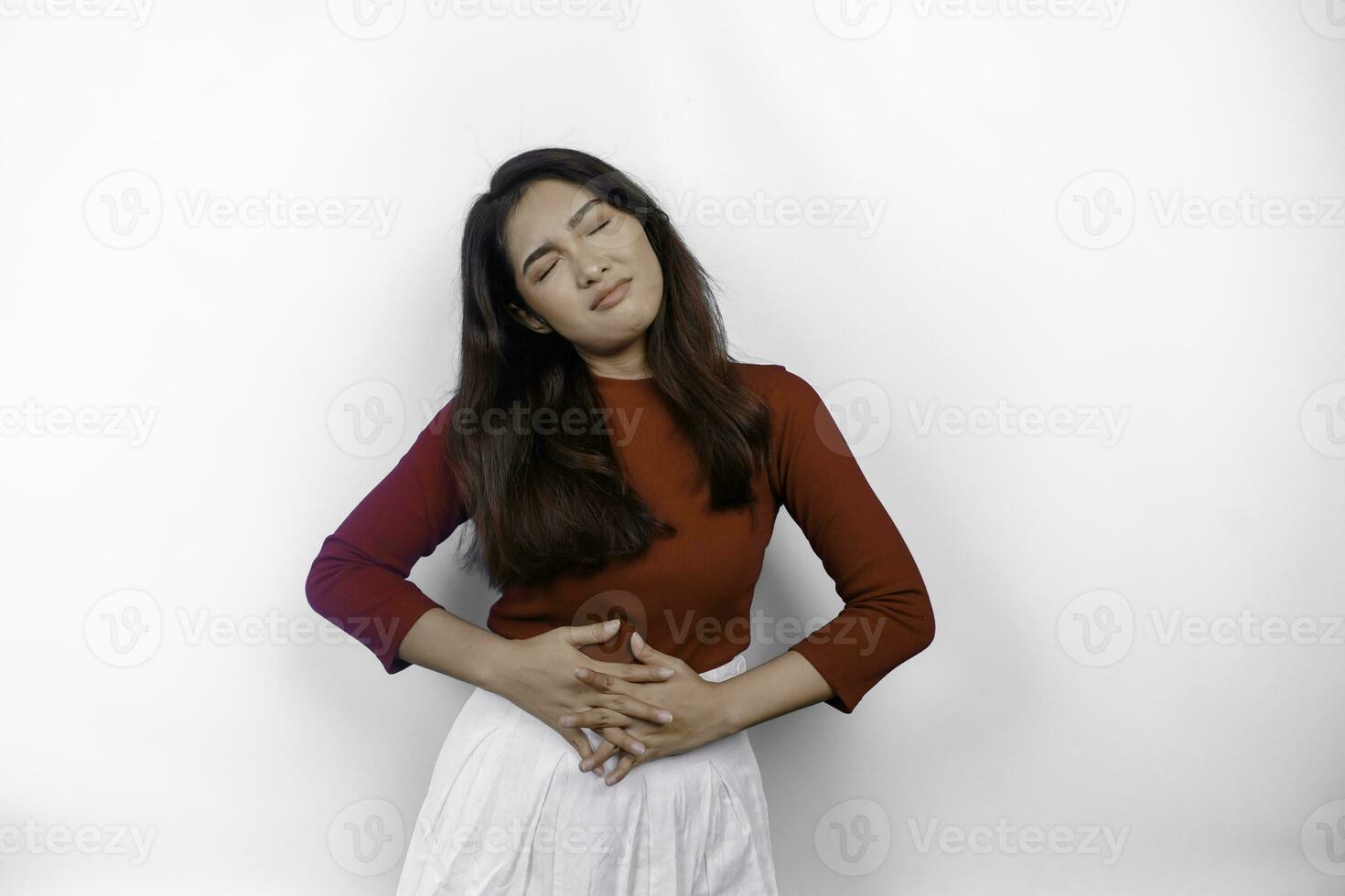 foto di giovane indisposto malato malato donna hold mano su stomaco soffre dolore isolato su bianca sfondo