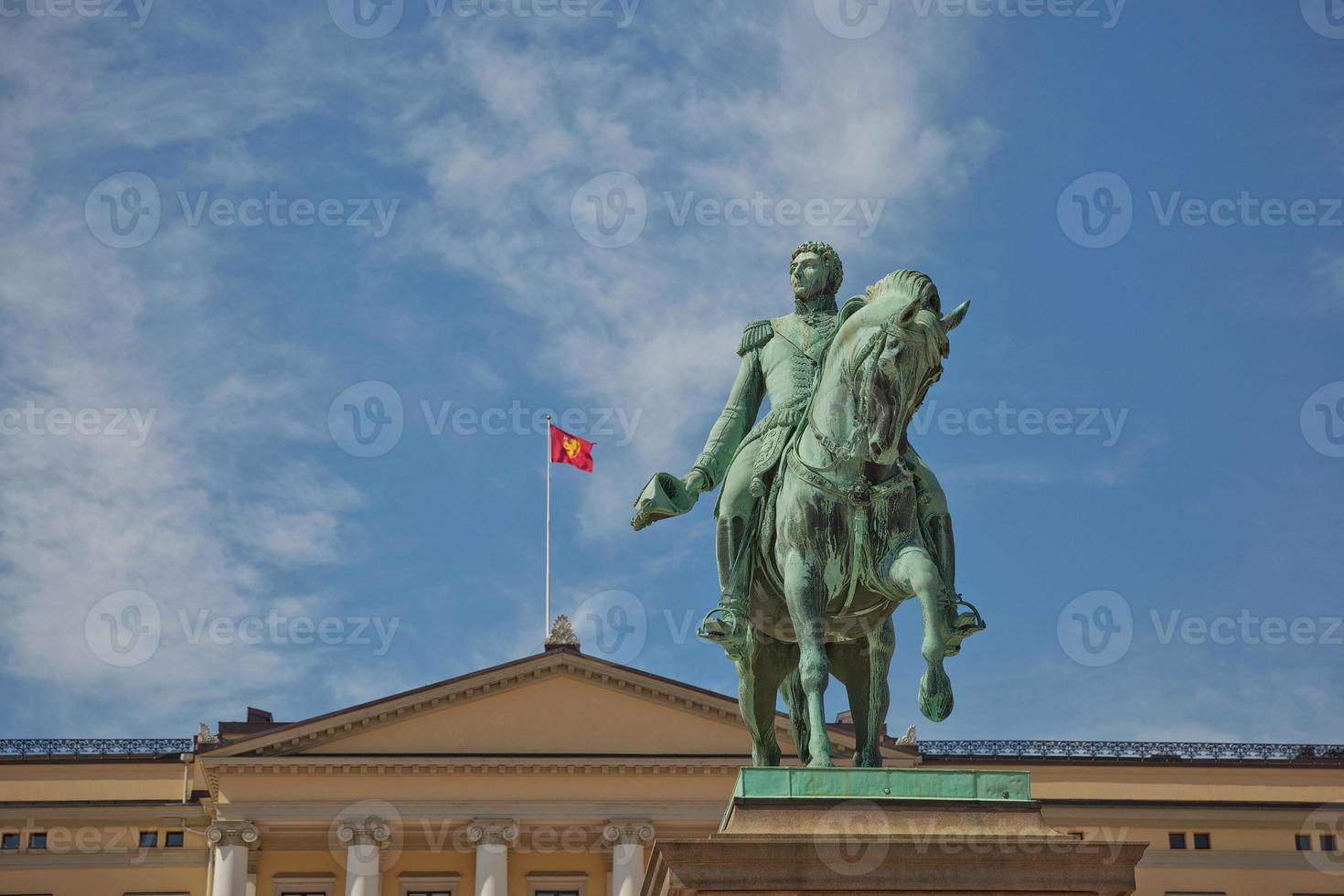 il palazzo reale e la statua del re karl johan xiv a oslo, norvegia foto