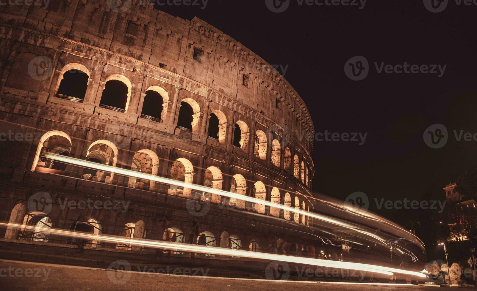 Roma, Italia a il colosseo anfiteatro a notte. lungo esposizione foto. foto