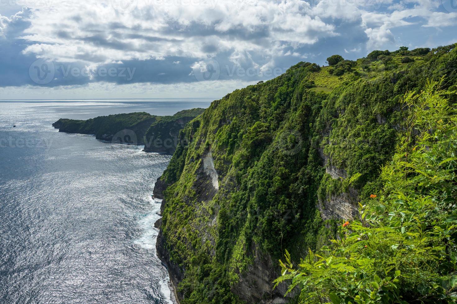 l'isola di nusa penida in indonesia foto