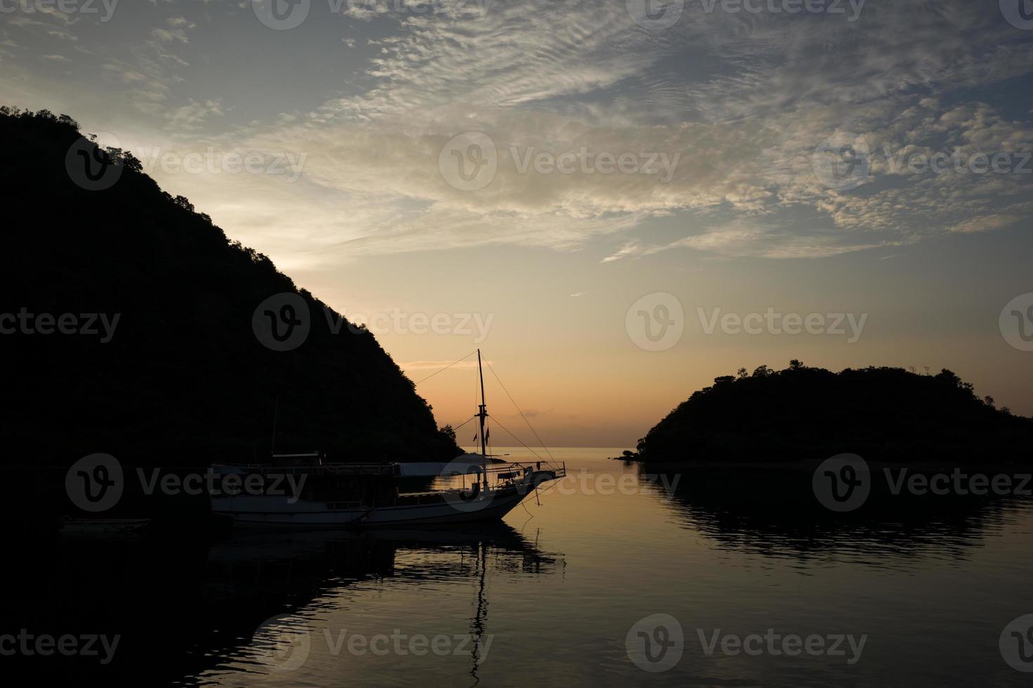 tramonto a labuan bajo in indonesia foto