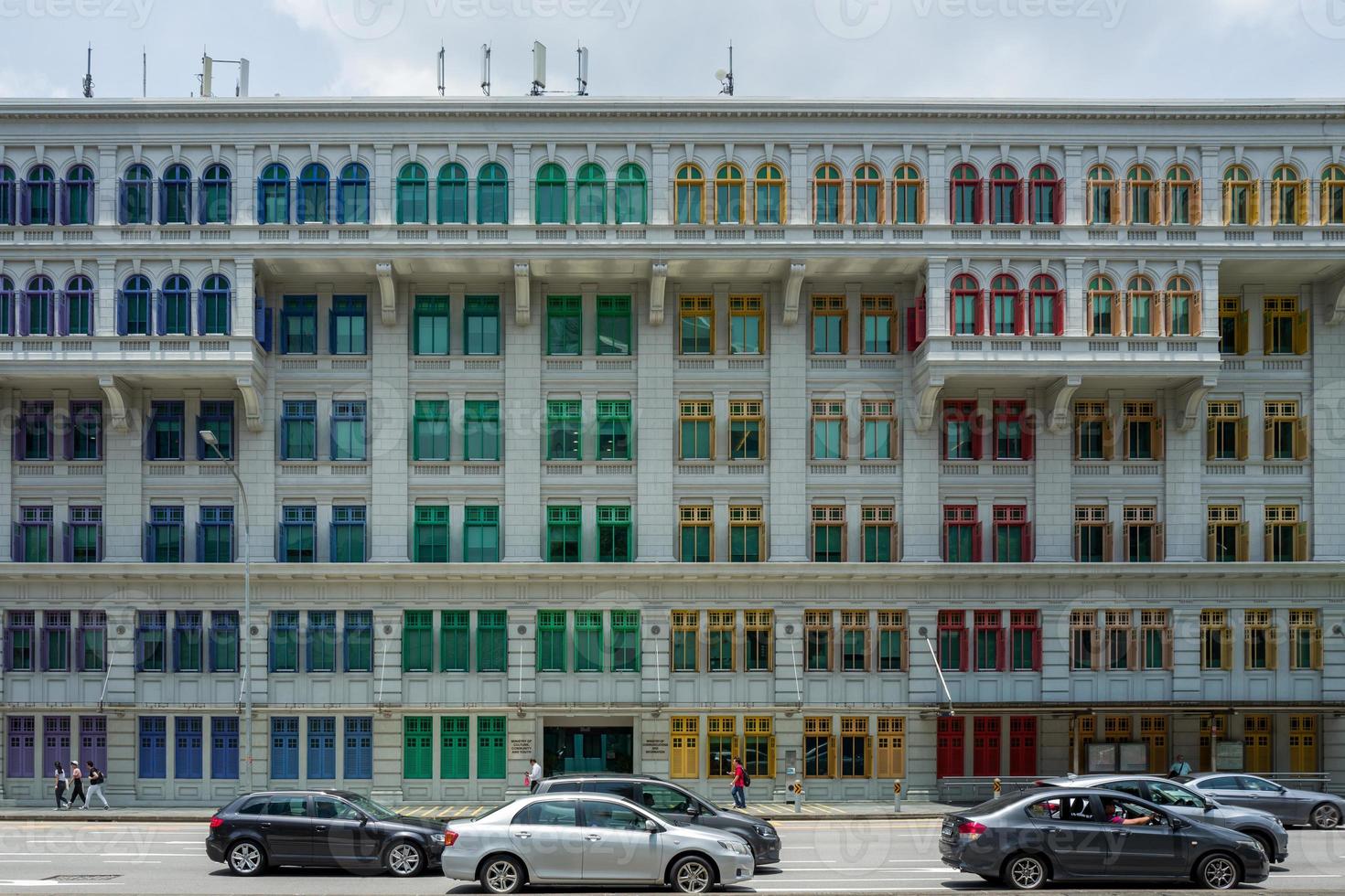 un edificio colorato a singapore foto