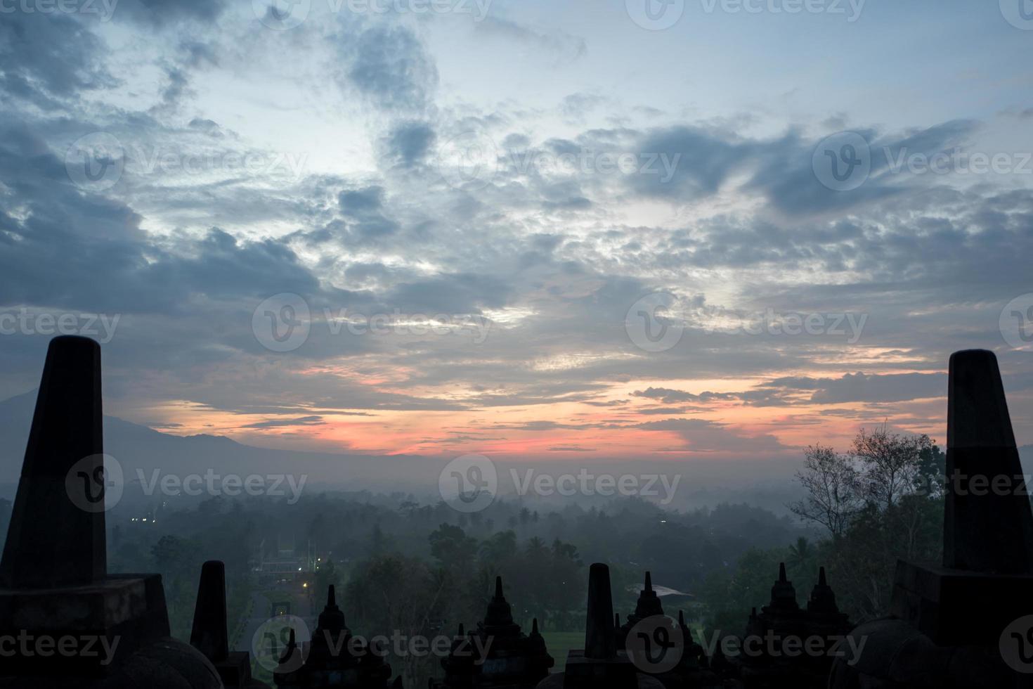 il tempio di borobudur all'alba foto